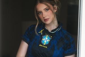 世界杯社交场:马丁内利女友展现绝美气质,胡梅尔斯女友看台成焦点