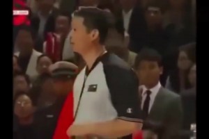 太猛了！当年中国男篮与巴西男篮爆发冲突，朱芳雨一套组合拳打懵对手