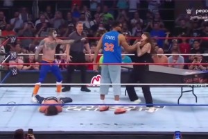打球只是副业？唐斯 WWE 首秀霸气十足...
