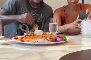 入乡随俗！杰伦·格林用筷子成功夹起烧肉