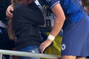 动容❤！波黑不敌美国无缘晋级，40岁哲科赛后安慰哭泣的女儿