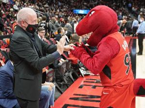 猛龙老板塔南鲍姆作为NBA董事会主席，或将影响伦纳德合同调查结果
