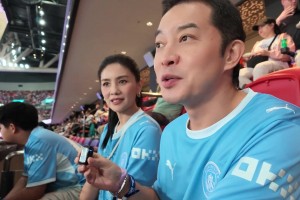梦幻联动！胡可&沙溢现场为曼城加油