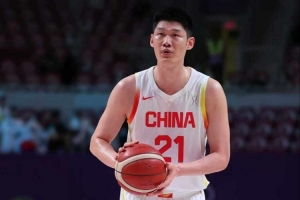 杨毅强调：落后15分进入最后一节应破釜沉舟，抓住机会果断投篮，需连续得分三记三分