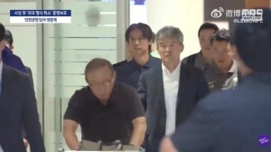 凌晨四点抵韩的洪明甫教练仍遭球迷斥责声。