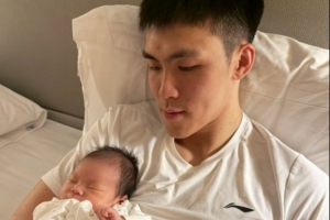 为国征战不易！庞峥麟分享亲子合影：初次见面，多多指教