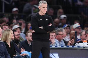 多诺万接受马刺助教职位，NBA执教生涯首战对垒马刺