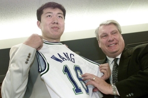 这一战将改写历史？大郅登陆NBA的推手离世，留给篮球世界的深远遗产