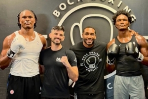 汤普森兄弟拳击馆挥拳，职业拳手Dyah Davis盛赞其拳技