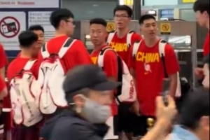 记者：中国男篮机场邂逅赵雅芝，粉丝团为之震撼