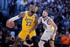 战报：老詹库里对决，NBA总决赛历史对决