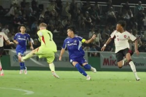 太秀了！日本U15球员对利物浦，两次天秀挑球过人破门