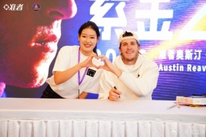 全网热议！里夫斯厦门行粉丝见面会，球迷直呼偶像触手可及