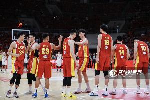 体坛周报:中国男篮再遭惨败 末轮决战决定命运