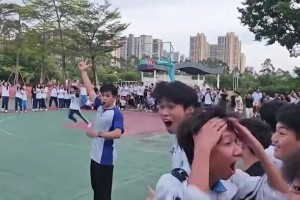 牛X啊！中学班赛惊现后场超超超远三分绝杀！这球能吹一辈子！