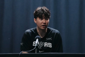 李贤重表示:队友非常乐意将球传给我,对我有充分信任
