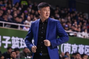 媒体人指出：杜锋事务繁重，广东男篮应主动减轻杜导压力，或考虑聘请外籍教练