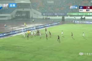 大雨中乱战得分！三明队利用角球机会取得领先