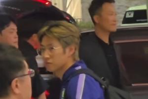 韩国球迷机场斥责洪明甫,李刚仁旁立沉思片刻
