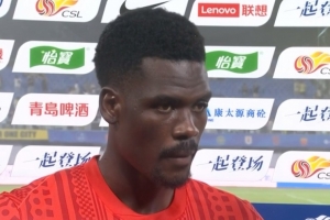 让·克劳德：我能胜任多个位置，中卫也是其中之一，红牌几乎终结了比赛