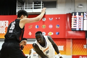 太阳队夏联教练:弗莱明与马卢阿奇今日赛程中均现抽筋问题