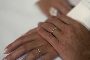 祝福！C罗与乔治娜正式官宣为夫妻！C罗晒戴婚戒照：C️G！