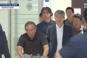怒火难平！洪明甫凌晨4点抵达韩国遭大批球迷围堵和怒斥