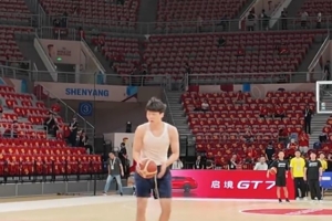 中国男篮迎战日本男篮一役即将开启！杨瀚森赛前展开热身