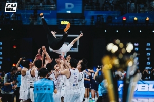 争议判罚成转折？上海交大男篮逆袭夺冠引发热议