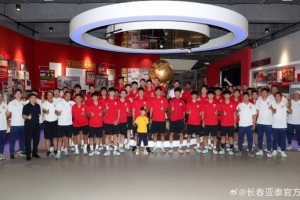 长春亚泰足球队访问亚泰文化馆，参与传承精神主题教育活动