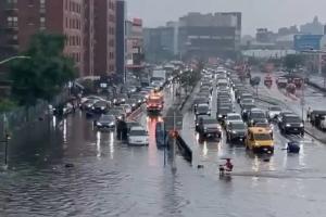 太阳报：世界杯决赛前夕纽约遭遇雷暴，街道车辆全被淹没