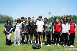 国安训练基地接待了北师大附属实验中学的学生，学生们参观了球队训练