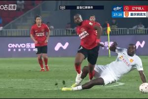 铜梁龙第29分钟一人缺阵！恩加德乌后场犯规，VAR确认出示红牌