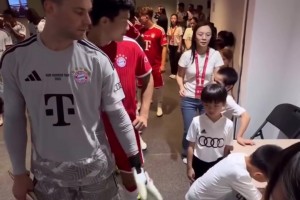 诺伊尔：小朋友快走了！小球童：奇怪的坏叔叔
