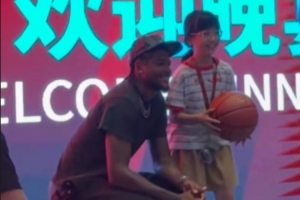 狂飙！杰伦·格林热情互动，蹲下签名引爆全场！