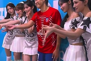 财阀女友在家盯着呢，李刚仁与女团妹子们合影时很是拘谨