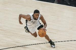 Amick：马刺面临困境，福克斯状态良好不愿当替补