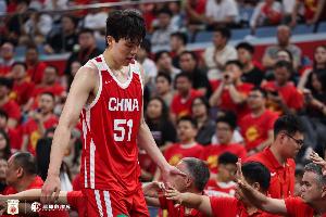 媒体人士指出：中国男篮前锋处理球技不佳，日本队在进攻中针对瀚森