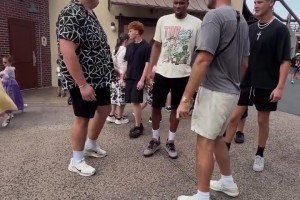 在粉丝面前像个普通人~2米10的字母哥在迪士尼与粉丝一起合影