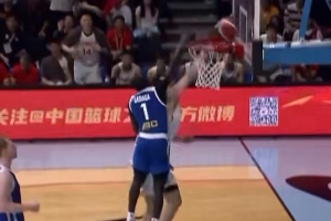 杨瀚森遭钉板对抗！郭艾伦称赞：20岁NBA新秀正值巅峰，全力冲击！