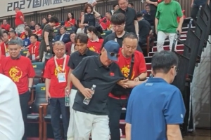 赵本山与宋小宝现身观战男篮世预赛，工作人员搀扶下提前离场