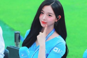 爱了爱了！韩国女团美女歌手金采嬿解说曼城比赛