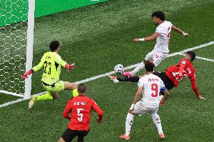雷扎伊扬以近乎零度角补射进球！伊朗1-1迅速追平埃及