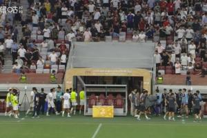 中甲陕西联合对阵深圳青年人比赛开球推迟超过40分钟，目前两队球员已退场