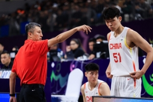 杨瀚森8月出征国家队的决定不妥,宜先休整,国家队中他也缺乏战术定位