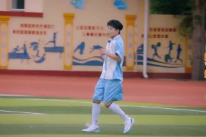 苏醒踢球什么水平？自评虽跟专业的差十万八千里，小区首发的水平