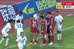 混乱！中甲延边vs深圳比赛中主裁连续改判点球，比赛暂停近10分钟