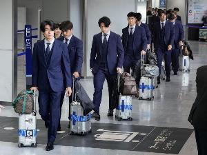 日本媒体：约700名日本球迷迎接，粉丝齐声呼喊“大家辛苦了”“感谢你们的付出”