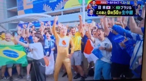 日本富士电视台直播中,女记者遭遇猥亵,被搞笑艺人强制搂抱