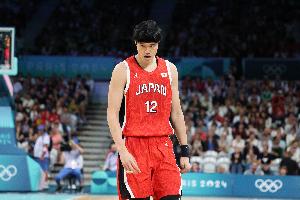 渡边雄太11次出手命中5球&三分线外4投1中&罚球线5投5中 拿下16分4个篮板1次助攻